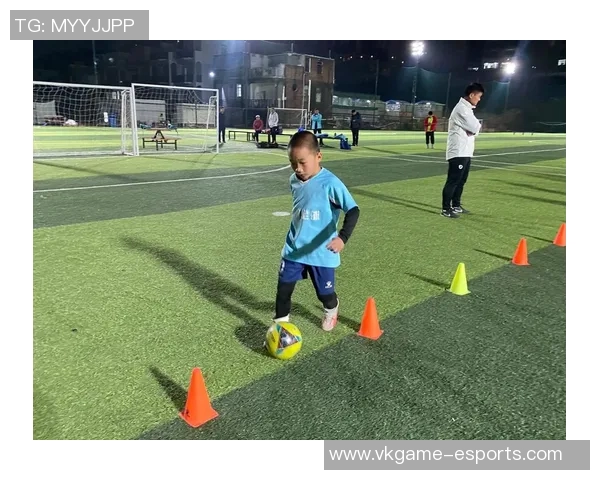 探寻足球巨星日常生活：一日亲历球星的训练、休息、饮食、社交等方方面面